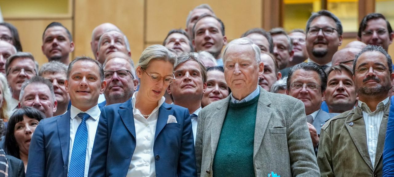 Erste AfD-Fraktionssitzung: Schnittchen Und Streitereien | Tagesschau.de